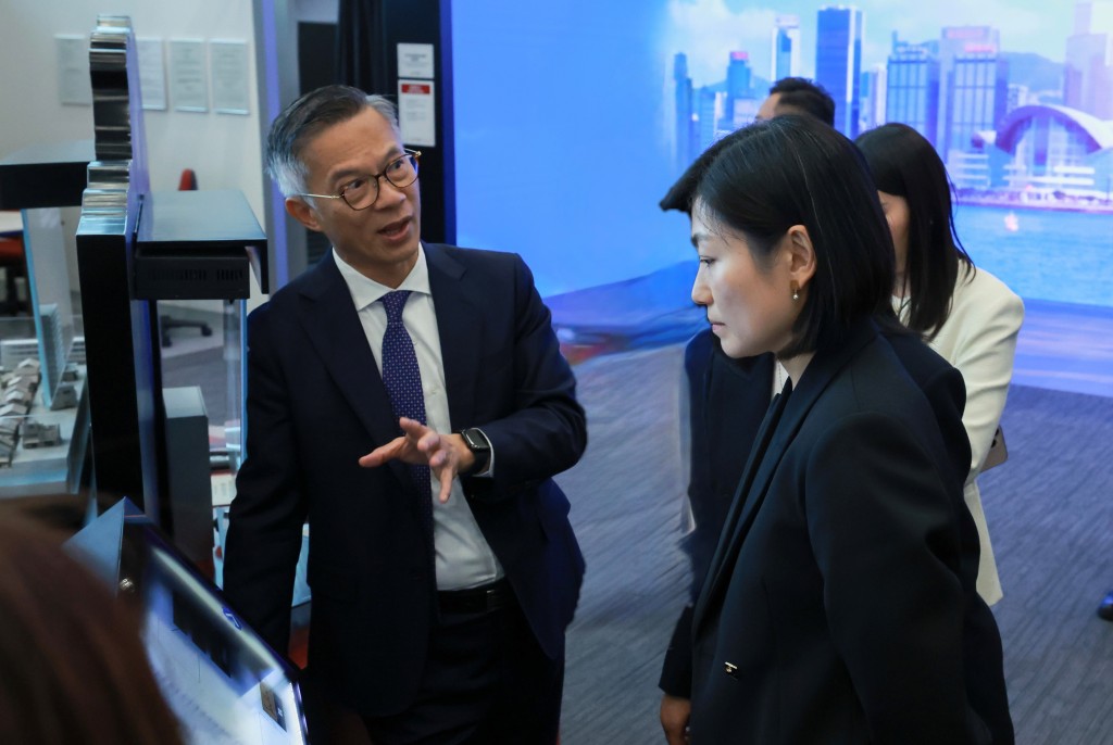 副廉政專員兼執行處首長丘樹春向澳廉代表團講解展覽廳設施。ICCA圖片