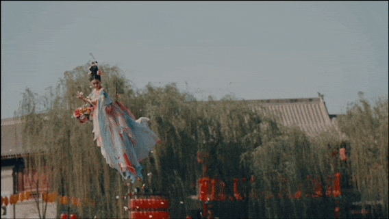 演員表演天女散花的動圖。 演員表演天女散花的動圖。
