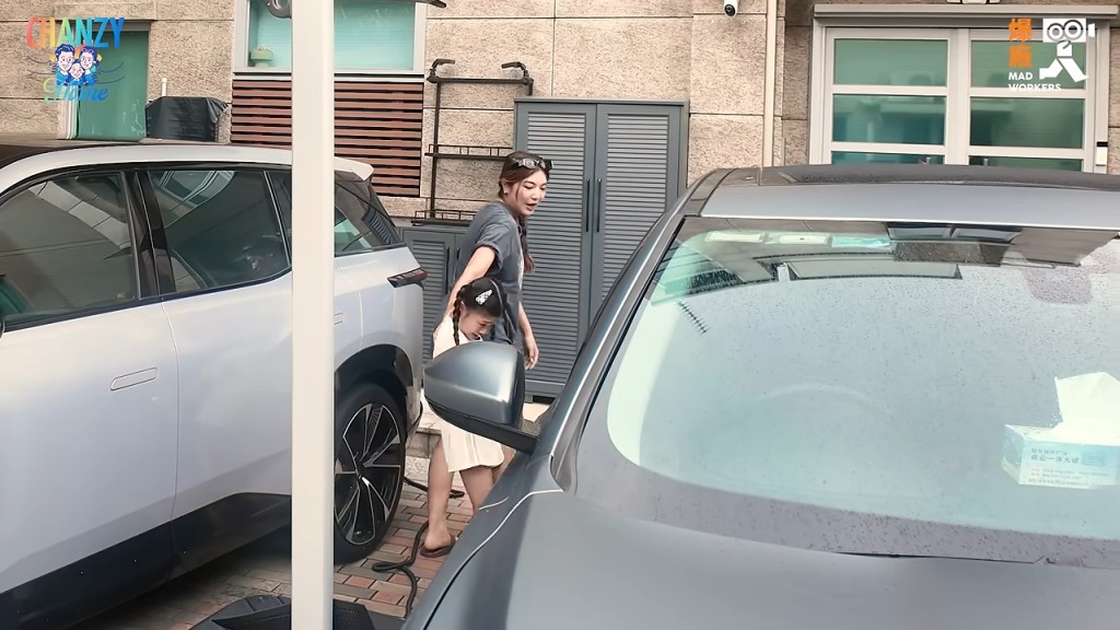 獨立屋停車位泊了兩部座駕,空間非常闊落。 獨立屋停車位泊了兩部座駕,空間非常闊落。
