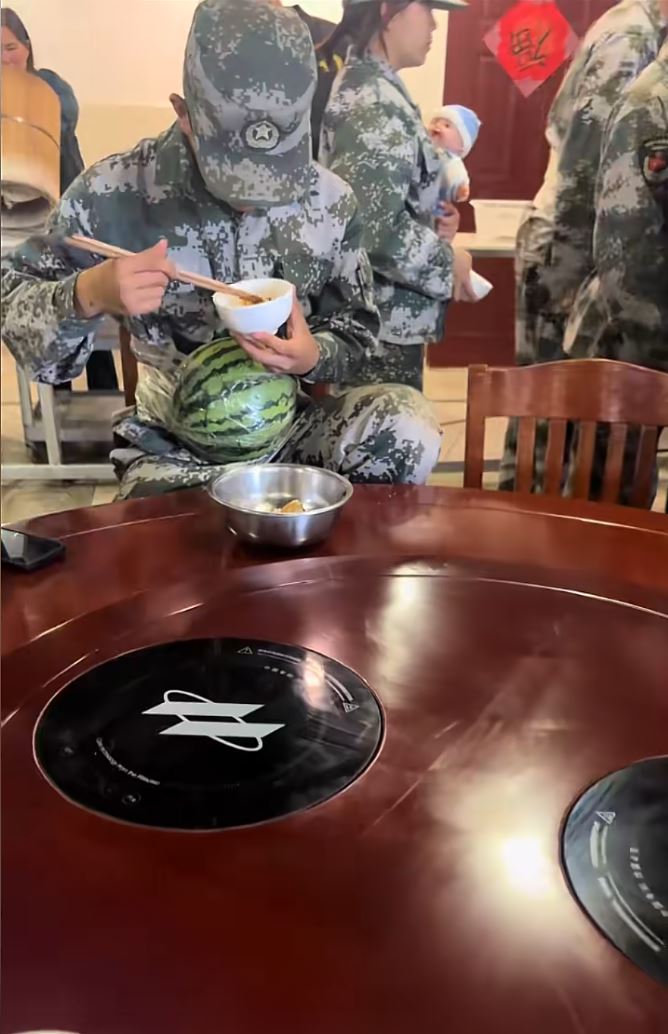 贵州有学校要学生孭BB公仔和陀西瓜，体验育儿之苦防早恋。抖音＠贵州综合教育孙老师