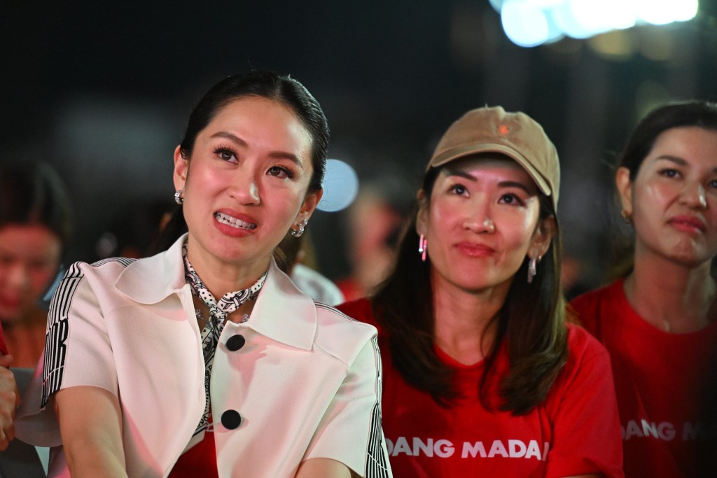 前总理佩通坦（左）出席为泰党造势活动。美联社