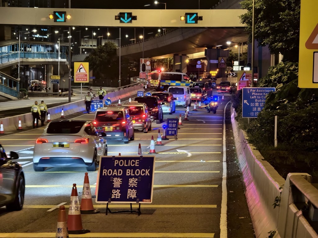 行动期间,人员不定时设立大型路障和进行高姿态巡逻主动截查可疑车辆 行动期间,人员不定时设立大型路障和进行高姿态巡逻主动截查可疑车辆