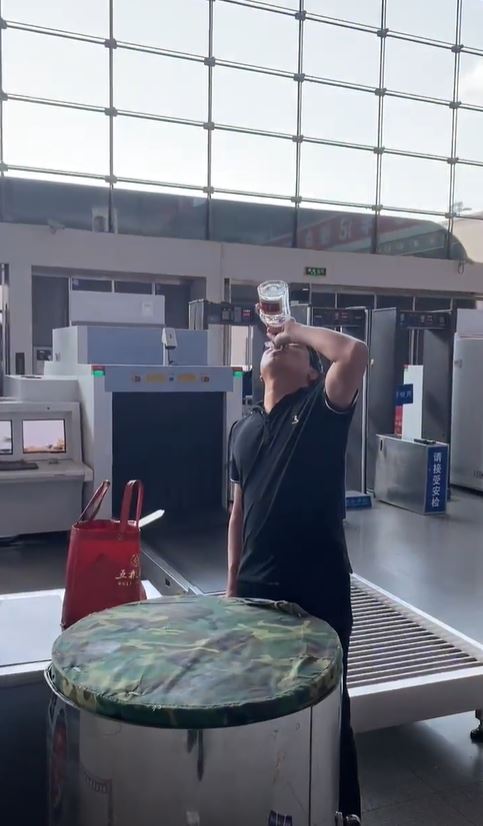 高鐵不時有旅客違規攜帶白酒，被逼入站前喝光。網圖