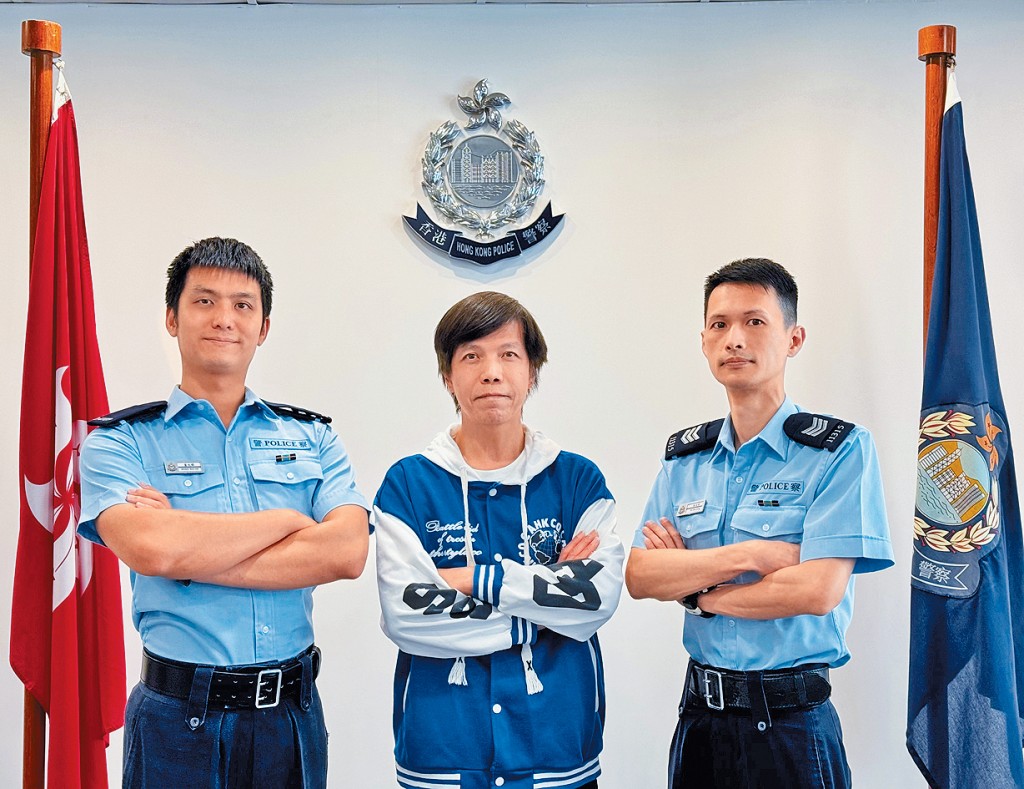 王永浩(中)、九龍城分區軍裝巡邏小隊署理警長蘇兆榮(右)及警員黃文諾(左)去年2月合力尋回高齡失蹤者，將走失婆婆帶回家人身邊。