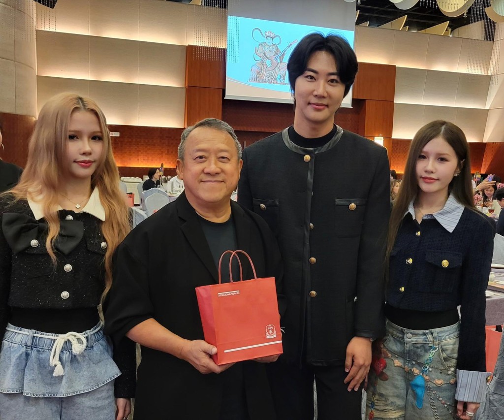 Yong Heo偕同旗下孖妹組合JJBABY出席曾志偉舉行的齋宴。