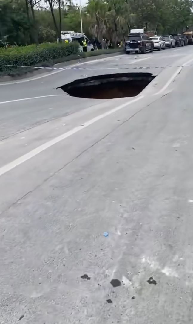地震令灾区出现多个深达3米的深坑。小红书＠酥酥脆脆小面包