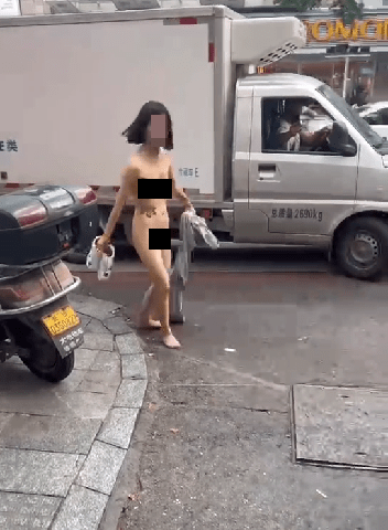 事發在湖南長沙五一廣場，少女先在街上脫光衣服。