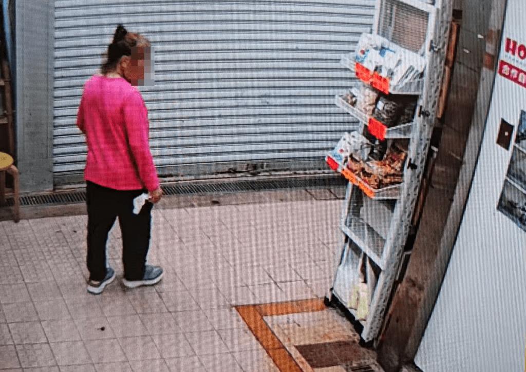 女街坊在貨架前駐足瀏覽。fb：新大圍聯盟