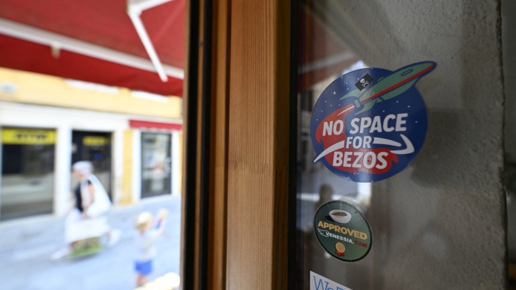 威尼斯店家在門上貼「No Space for Bezos」貼紙。 法新社 威尼斯店家在門上貼「No Space for Bezos」貼紙。 法新社