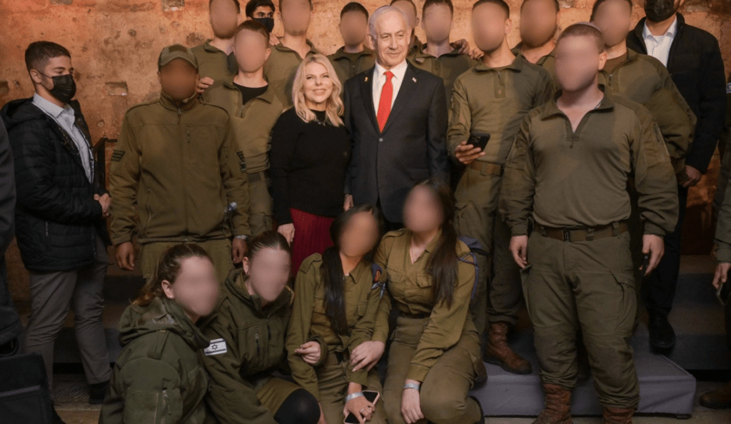 以色列政府發布的多張官方照片被指經過大幅度後製，薩拉的影像遭批「美顏」過度，引發傳媒界及學術界強烈批評。