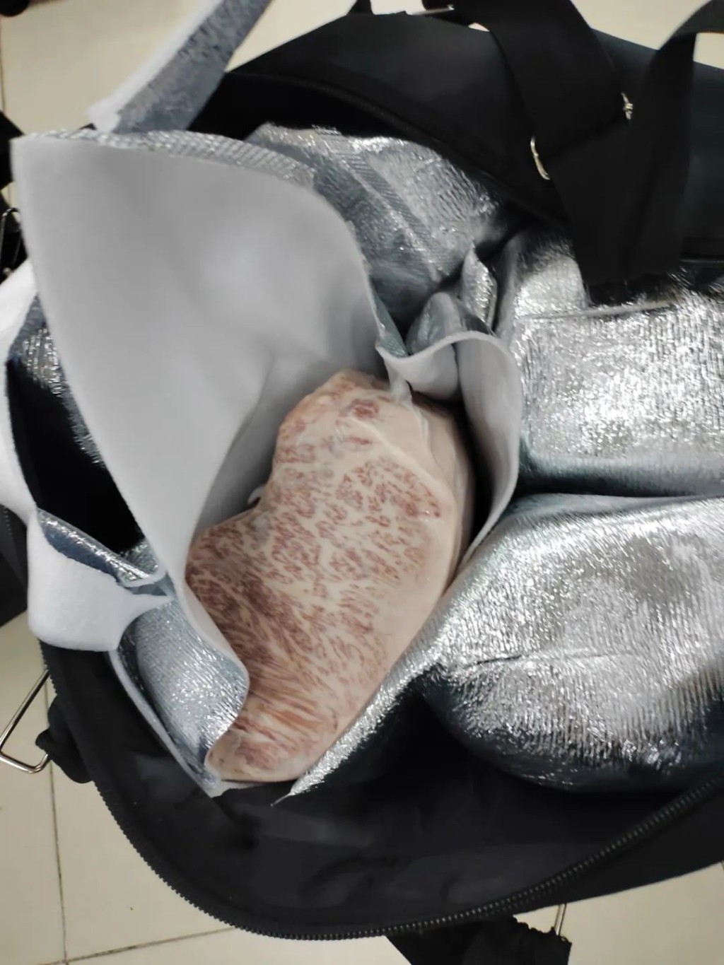 内地海关查获314.7公斤来历不明冻牛肉。