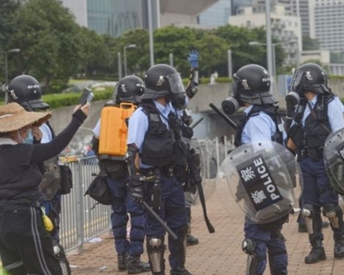 警員執勤時仍要戴面罩。資料圖片