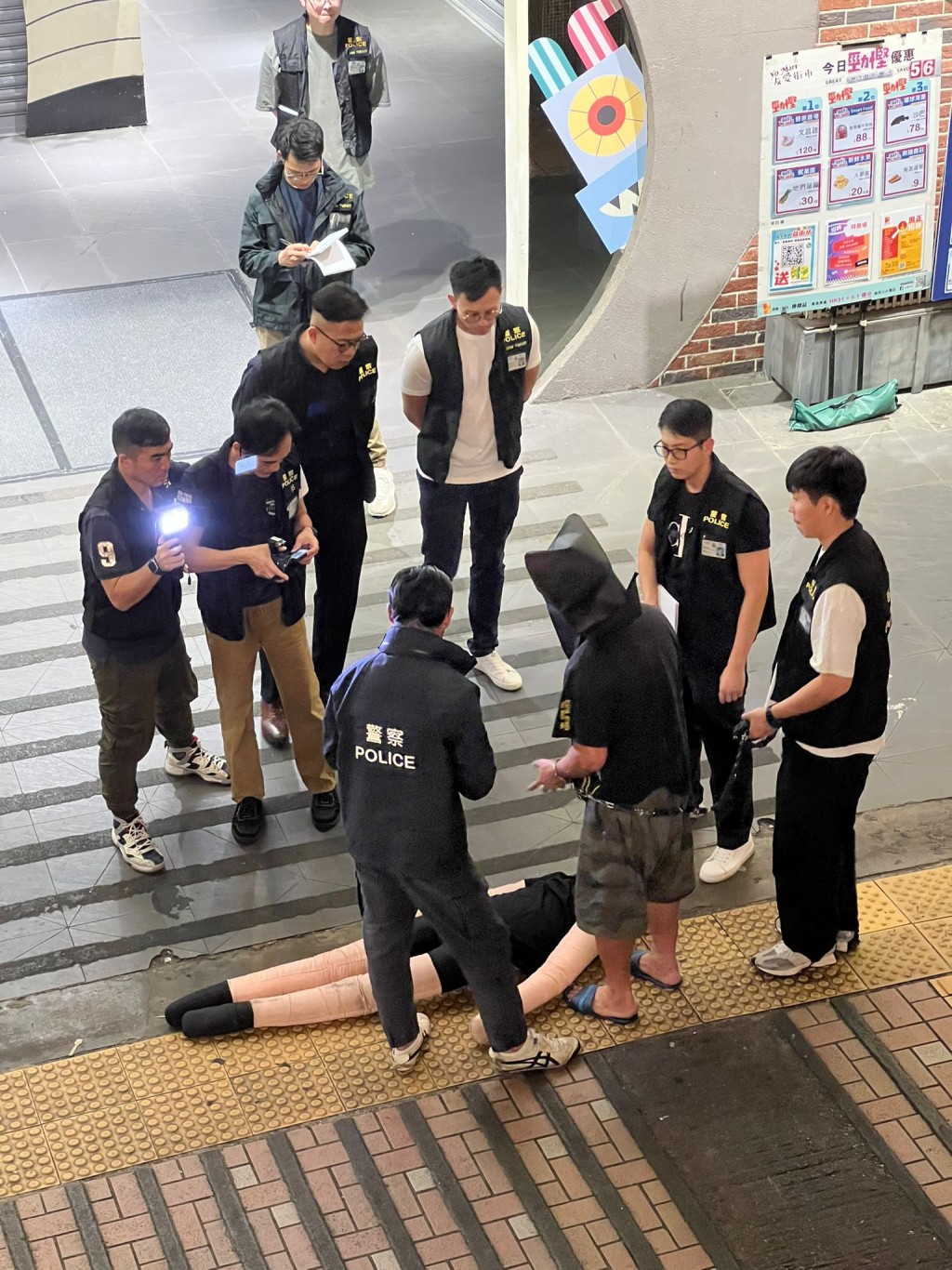 警方將男疑犯押返現場進行案件重組。