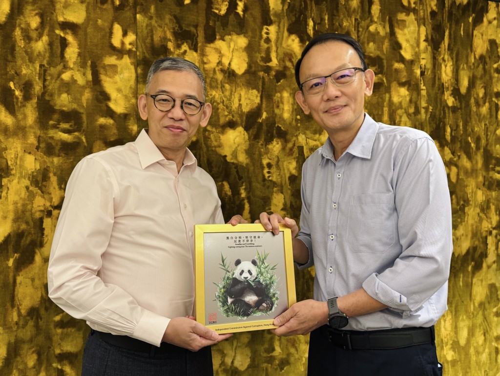 廉政專員胡英明(左)與新加坡警察部隊總監雲維德會面,交流執法工作。 廉政專員胡英明(左)與新加坡警察部隊總監雲維德會面,交流執法工作。
