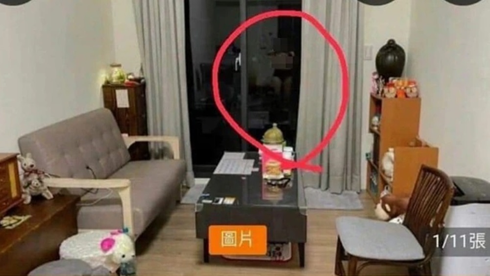 黑色玻璃趟門將沒穿上衣的影相者反射出來。互聯網圖片