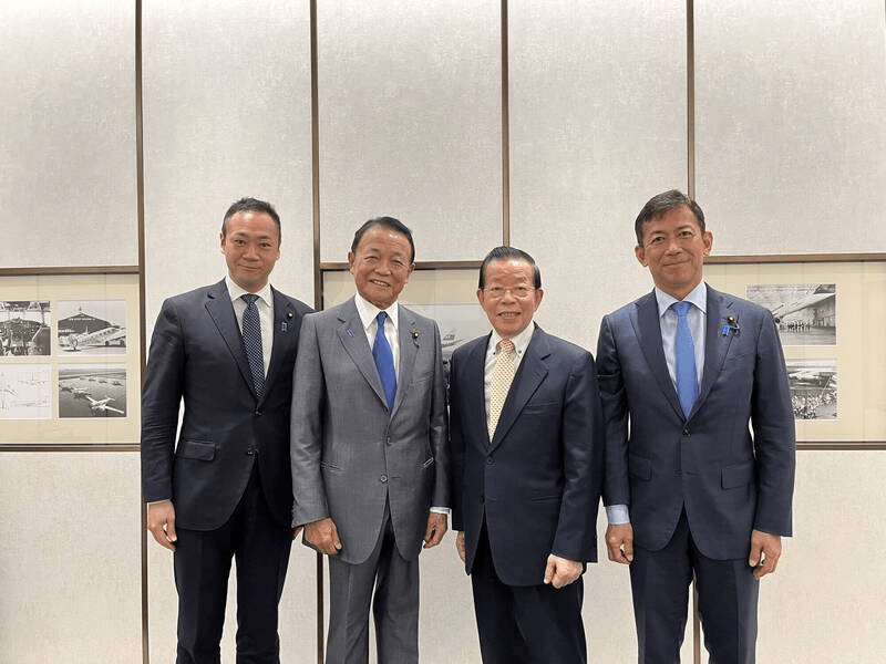日本自民黨副總裁麻生太郎（左2）今率眾議員鈴木馨祜（左）、中西健治（右）訪台，駐日代表謝長廷（右2）到機場送機。台駐日代表處