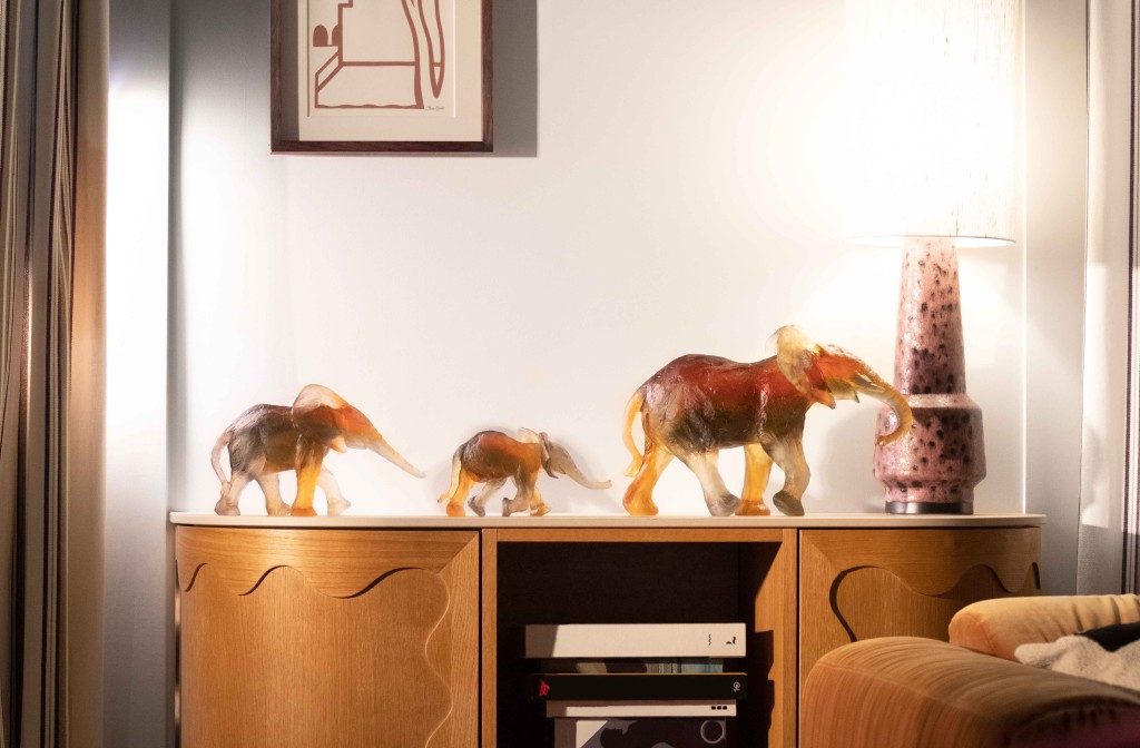 法國雕塑家Isabelle Carabantes創作的大草原大象擺設系列，以3種不同尺寸呈現不一樣的姿態，各限量225件。（$20,220至$98,400）