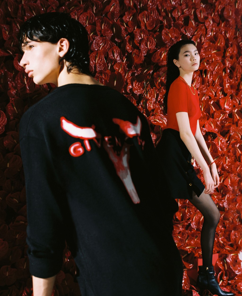 Givenchy全新 男女裝限量系列，男裝新品以抽象風格的牛形圖案為題，綴於黑色襯衣背幅。整個系列以紅黑為主調。