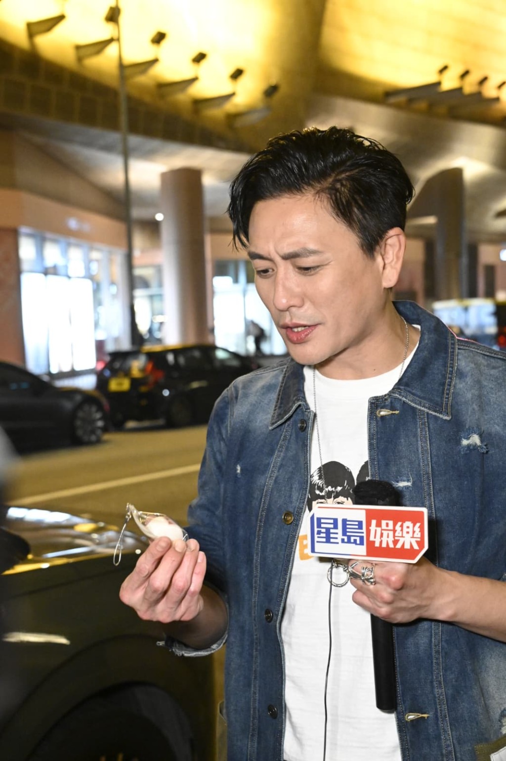 黄宗泽杀入旺角派“饮奶样”、“嘟嘴”出气球。