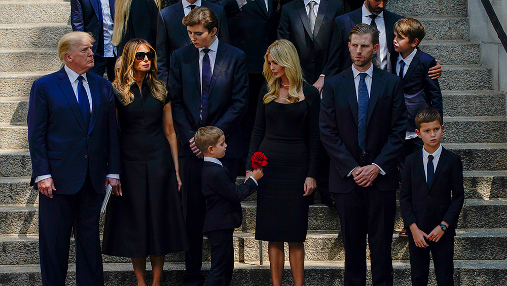 特朗普偕全部子女參加前妻伊萬娜的葬禮。AP