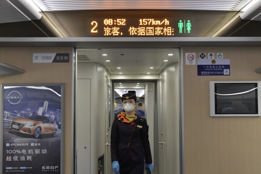 由香港開往廣州東的列車，上午約8時由西九開出。圖為列車內部。（陳極彰攝）