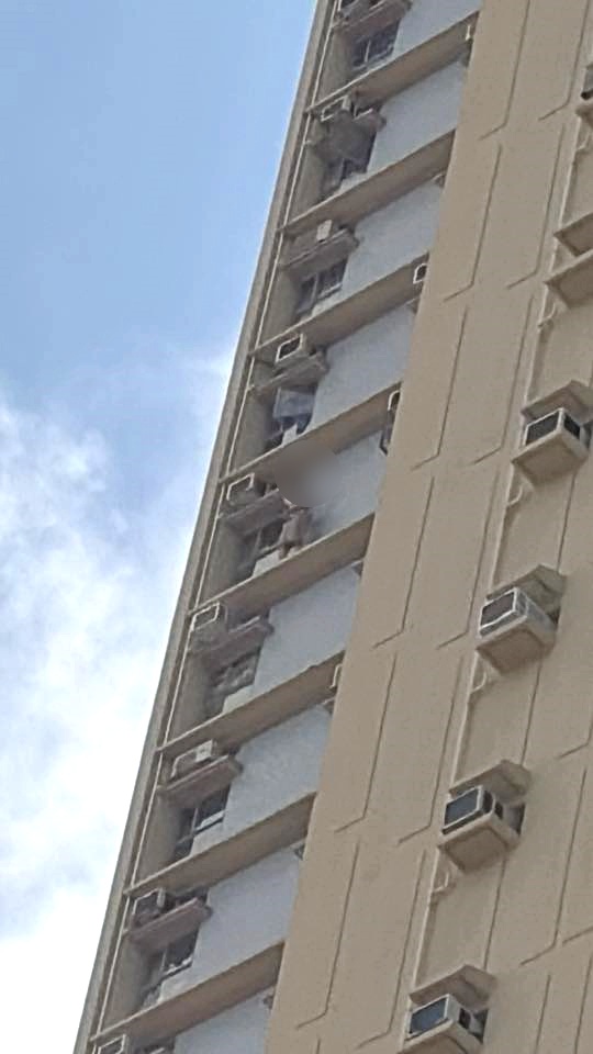 男事主危站簷篷。網上圖片