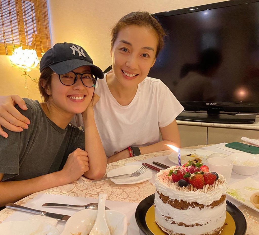 江美儀同唐詩詠素顏樣一樣咁正。
