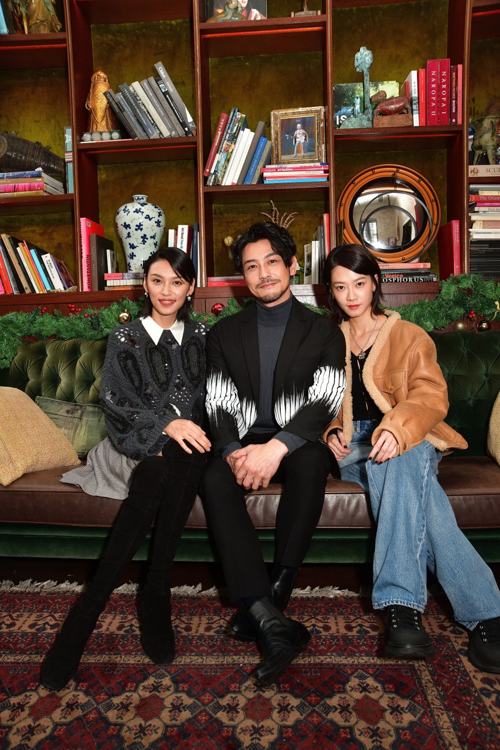 三人在戲中關係好唔正常。