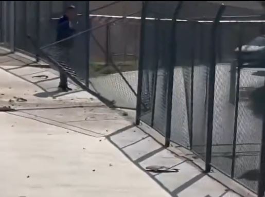 私家車穿越圍欄及河堤後插入長江，車內有人死亡。抖音