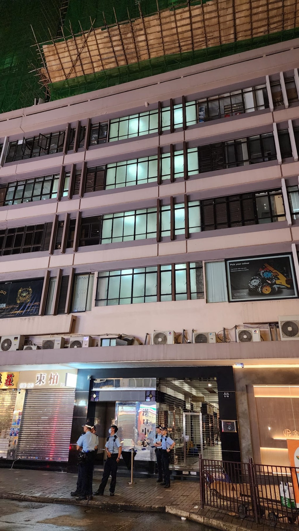周一（4日）晚上10時半左右，一名在尖沙咀金舖工作的男職員，於準備打烊期間遭遇惡漢伏擊。黎志偉攝