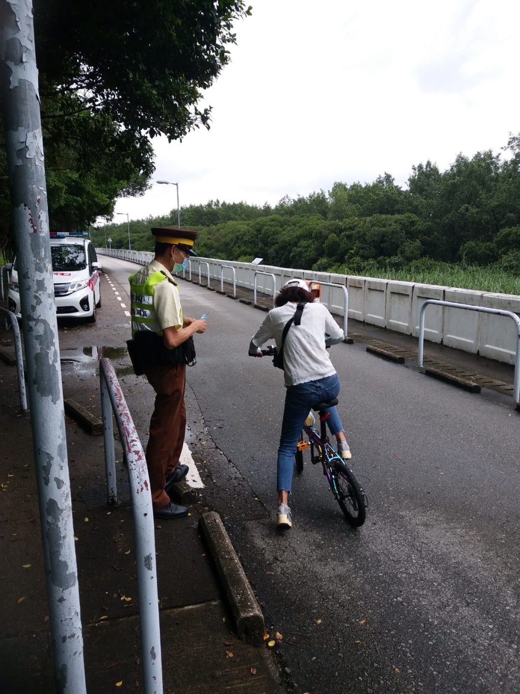 交通督導員亦有參與截查踏單車人士的行動。 警方提供