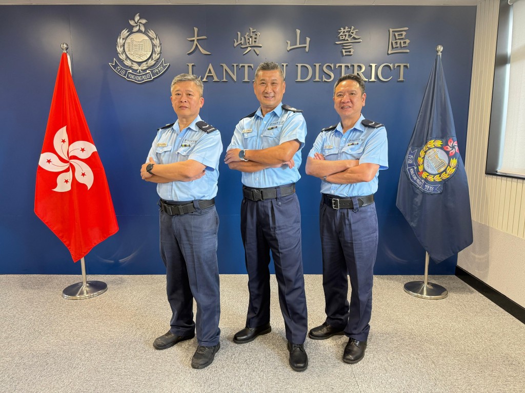 早前一名患有精神疾病的男子在大嶼山失蹤,警長楊啟光(中)、高級警員王顯勝(左)和林波(右)連日參與搜救行動,成功救人於危。 早前一名患有精神疾病的男子在大嶼山失蹤,警長楊啟光(中)、高級警員王顯勝(左)和林波(右)連日參與搜救行動,成功救人於危。