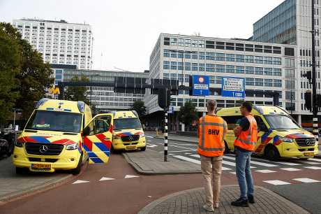 鹿特丹发生枪击事件后，救护车奉召到场。路透社