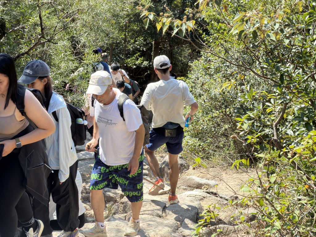 運動員經過狹窄的登山徑時,會與遊客「身貼身」擦身而過。 運動員經過狹窄的登山徑時,會與遊客「身貼身」擦身而過。