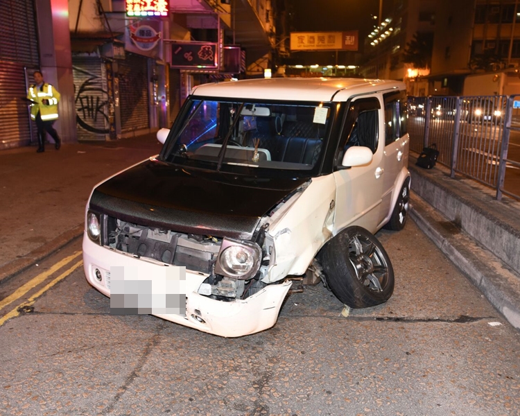 衝力頗大,左車頭及車身撞毀,左前輪「甩轆」。
