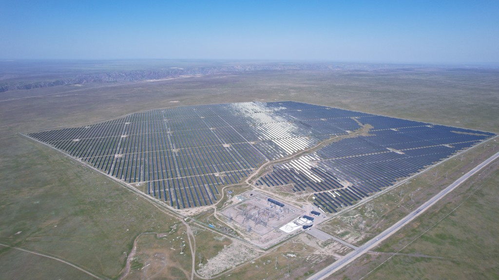 「一带一路」积极推动绿色能源发展。图为在哈萨克斯坦卡普恰盖的100兆瓦光伏电站。新华社