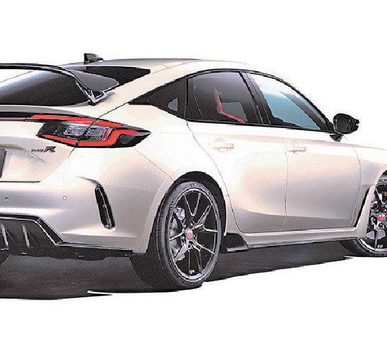 ■大型尾翼及三出式排氣喉凸顯身份。