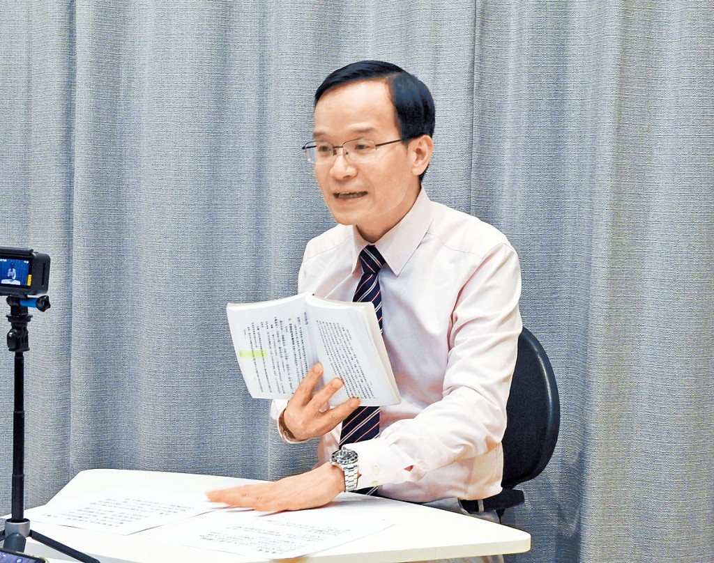 ■中华书局出版的《梁佩兰集校注》，作者是香港的教授董就雄（右）。