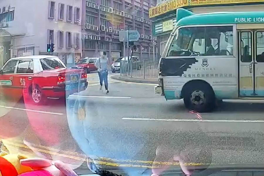 大媽從小巴前車罅跑出。影片截圖