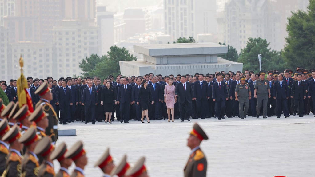 北韩“解放节”纪念二战终结，金正恩携妻女参谒烈士陵园。 路透社