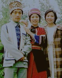 1990年，顧城邀請北京大學分校中文系女學生李英來到激流島，和妻子三人共同生活。1993年1月，顧城攜謝燁在西班牙、荷蘭、羅馬尼亞等國家講學。同年3月，李英和英國人約翰離開激流島，顧城為此大受打擊，寫下遺書，多次自殺未遂。