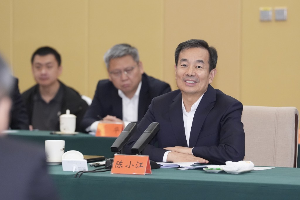 特區政府代表團獲新疆維吾爾自治區黨委書記陳小江作高規格接見。林定國fb 特區政府代表團獲新疆維吾爾自治區黨委書記陳小江作高規格接見。林定國fb