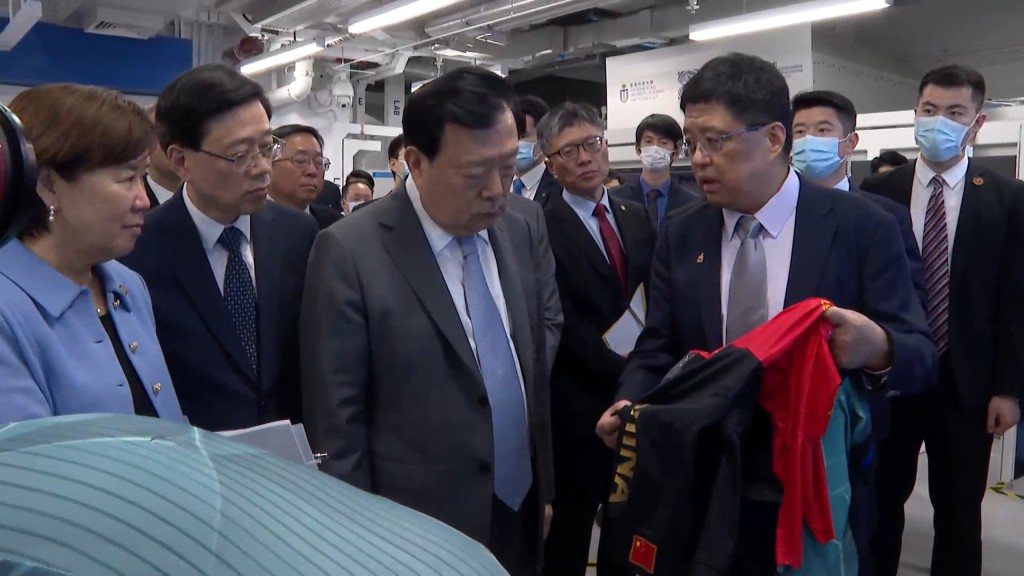 夏寶龍到訪香港科技大學。政府新聞網影片截圖