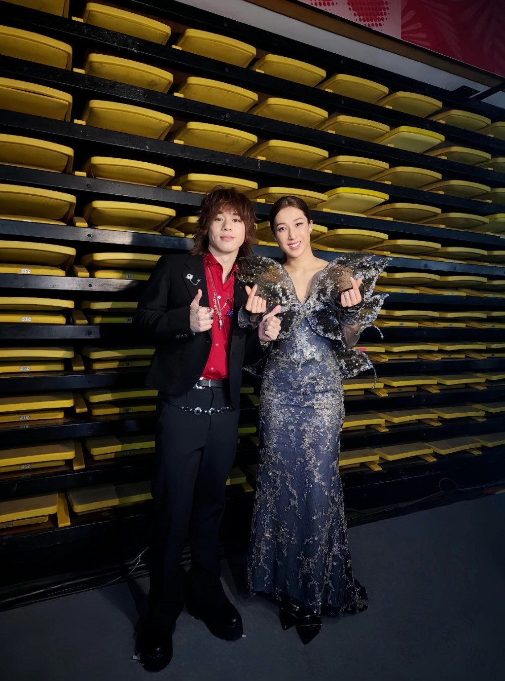 鍾嘉欣如此形容曾比特︰「我喺社交平台睇過佢演出，佢把聲好靚，好欣賞佢。」