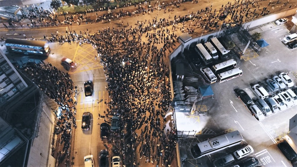 警署外深夜仍有大批市民聚集。