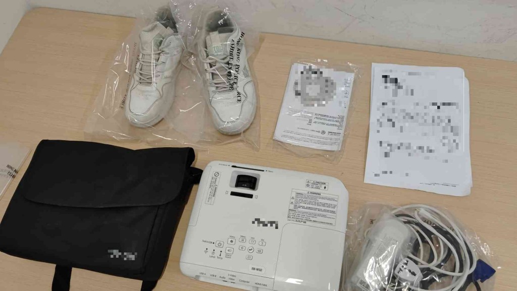 警方起回投影機及電話。警方圖片