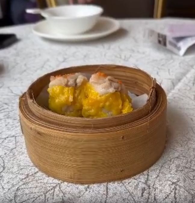 從相片中的宣傳海報上的資料顯示，指定點心包括流心合桃飽、蟹籽燒賣王2粒，以及XO醬鳳爪等均以$9.8發售。（圖片來源：Threads@jellicle_co）