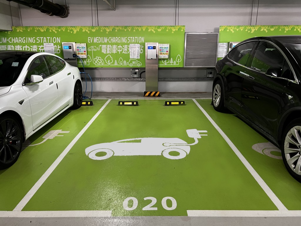 房委會為支持政府推動更廣泛使用電動車政策,在轄下150個停車場提供逾電動車輛充電器。 房委會為支持政府推動更廣泛使用電動車政策,在轄下150個停車場提供逾電動車輛充電器。