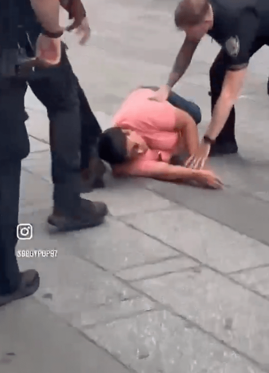 疑犯持刀向警員沖前時遭開槍擊中。 疑犯持刀向警員沖前時遭開槍擊中。