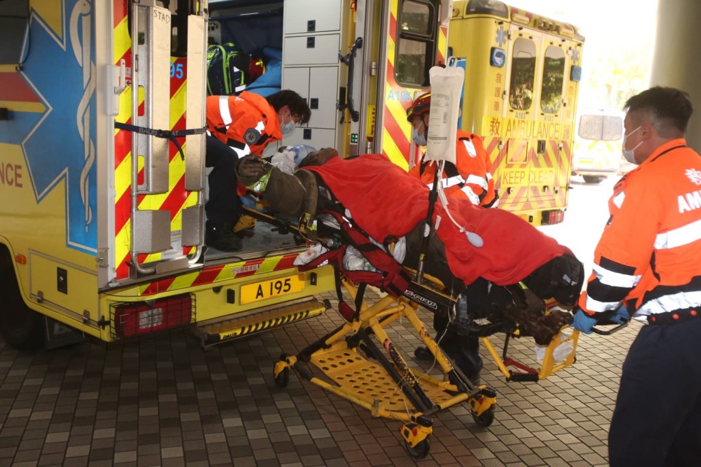 受傷的消防員身穿「黃金戰衣」,全身嚴重熏黑,送院時奄奄一息。 受傷的消防員身穿「黃金戰衣」,全身嚴重熏黑,送院時奄奄一息。